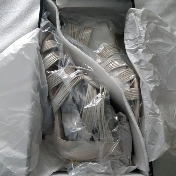 Boutique 9 Too Pretty White&Gold Kitten Heels - Picture 5 of 8